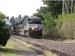 4066 leads the northbound